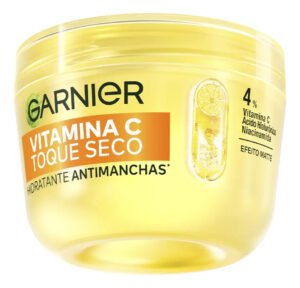 Embalagem do hidratante facial Garnier Vitamina C em fundo neutro