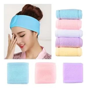 Kit com três faixas atoalhadas para cabelo dispostas para uso em cuidados faciais